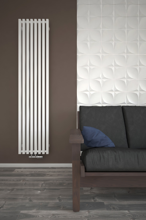 Designheizkörper Triga V frontal in weiß im Wohnzimmer mit Tapete