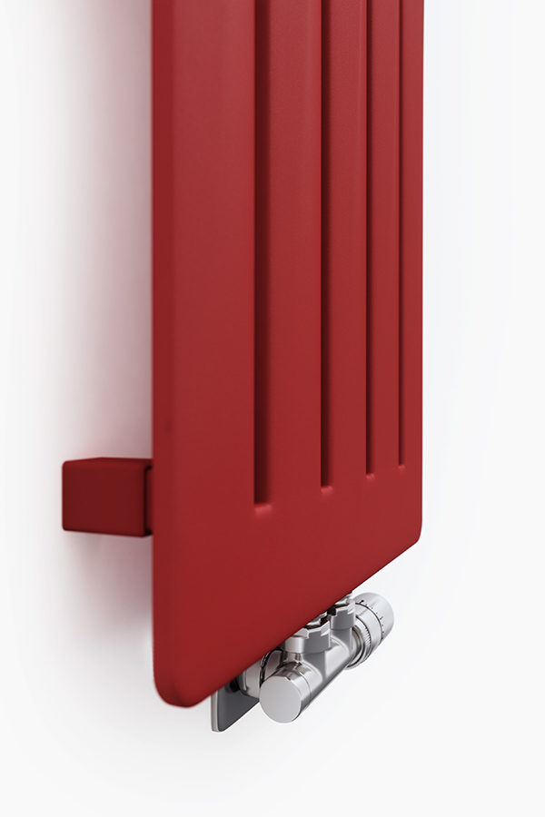 vertikaler Designheizkörper Aero V, Metallic Red, Detail mit Thermostatventil