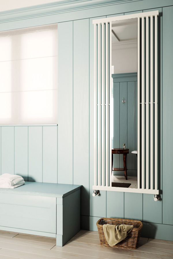 Designheizkörper Intra M mit Spiegel in weiß, arrangiert im Zimmer auf Fliesen neben Bank