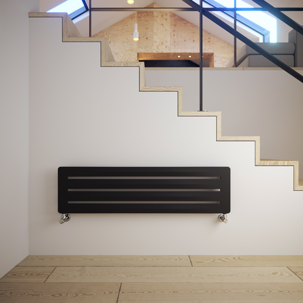 horizontaler Designheizkörper Aero H, Farbe Metallic Black, m, arrangiert vor Treppe