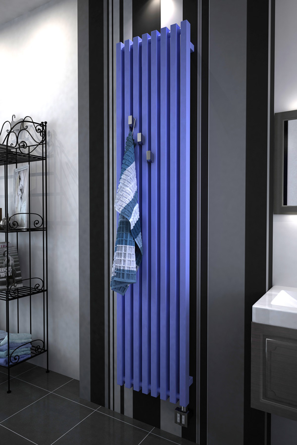 Designheizkörper Triga V arrangiert in blau mit Handtuchhacken im Wohnzimmer