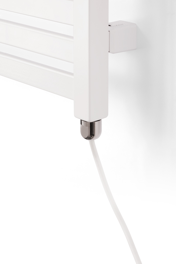 Heizpatrone SIM in Chrome an einem Heizkörper in Weiß