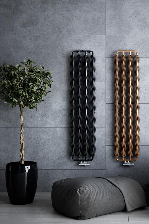 zwei Designheizkörper Ribbon V in schwarz und braun nebeneinander auf Betonwand
