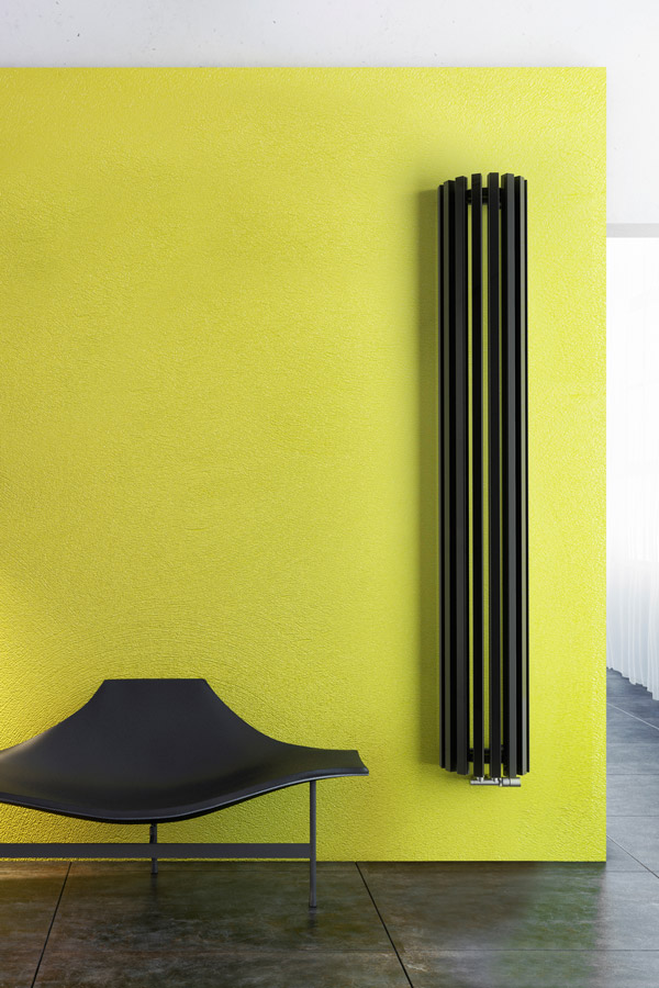 Designheizkörper Triga AN in schwarz auf gelber Wand
