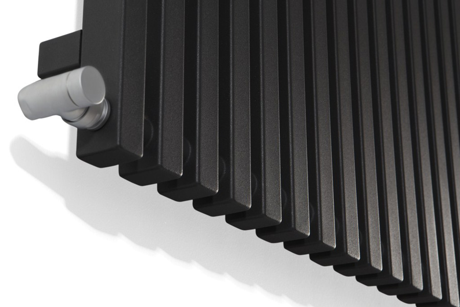 Designheizkörper horizontaler Heizkörper Triga H in schwarz detail mit Thermostatventil