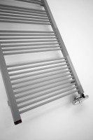 Badheizkörper Mike in Grau mit Thermostatventil an der Wand