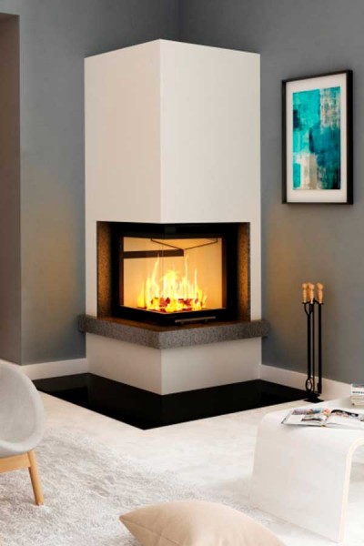Kamibausatz fertig mit Feuer, zwei Seiten Glas im Wohnzimmer
