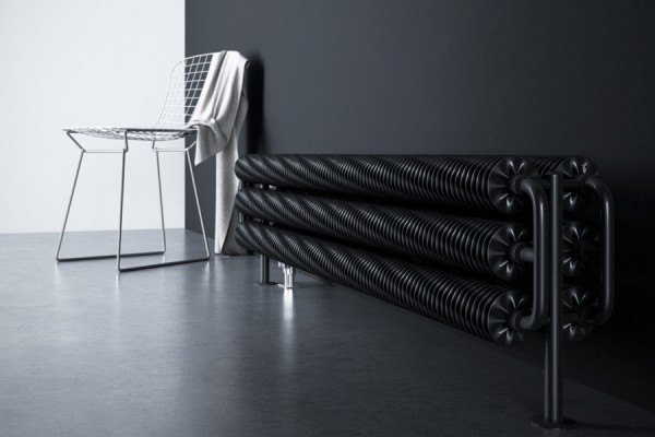Design- Bodenheizkörper Ribbon HSD Heban arrangiert neben Stuhl