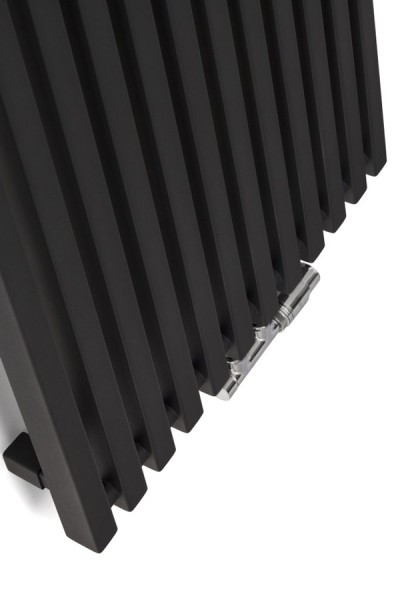 Designheizkörper Triga V Designheizkörper Triga V frontal in Schwarz mit Handtuchhacken
