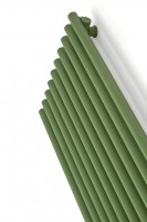 Designheizkörper Tune VWS in grün an der wand montiert mit Ventil in Chrom