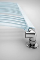 Handtuch Heizkörper Farbe Pastel Blue an der Wand mit Thermostatventil