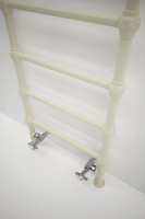 Retro Heizkörper in weiß mit Thermostatventil in Chrom