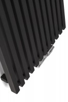 Designheizkörper Triga V Designheizkörper Triga V frontal in Schwarz mit Handtuchhacken